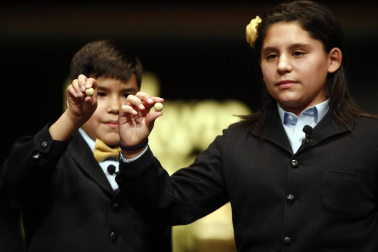 Fotos de los asistentes, disfraces y de los mejores momentos del sorteo de Lotería de Navidad 2018, celebrado en el Teatro Real de Madrid