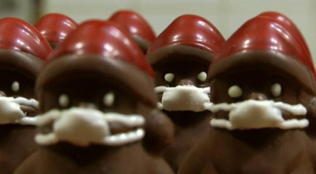 Los polémicos bombones de Papá Noel con mascarilla