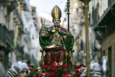 La ciudad de Pamplona celebra este viernes la festividad de su patrón, San Saturnino, con la tradicional procesión y misa en honor al santo y la salida de la comparsa Gigantes y Cabezudos.