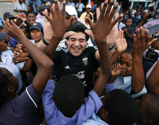 DIego Armando Maradona, el 'Pelusa', exfutbolista argentino y entrenador de fútbol falleció este miércoles 25 de noviembre a causa de una parada cardiorrespiratoria a los 60 años de edad.