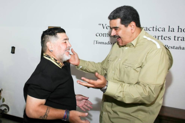 DIego Armando Maradona, el 'Pelusa', exfutbolista argentino y entrenador de fútbol falleció este miércoles 25 de noviembre a causa de una parada cardiorrespiratoria a los 60 años de edad.
