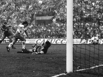DIego Armando Maradona, el 'Pelusa', exfutbolista argentino y entrenador de fútbol falleció este miércoles 25 de noviembre a causa de una parada cardiorrespiratoria a los 60 años de edad.