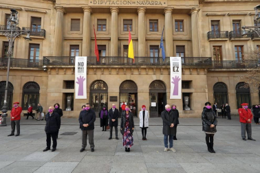 El Gobierno de Navarra, el Parlamento foral, la Delegación del Gobierno en Navarra y el Ayuntamiento de Pamplona han organizado este martes diversos actos para conmemorar el Día Internacional de la Eliminación de la Violencia contra la Mujer.