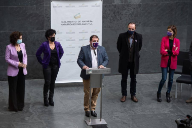 El Gobierno de Navarra, el Parlamento foral, la Delegación del Gobierno en Navarra y el Ayuntamiento de Pamplona han organizado este martes diversos actos para conmemorar el Día Internacional de la Eliminación de la Violencia contra la Mujer.