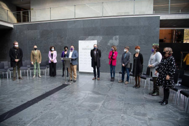 El Gobierno de Navarra, el Parlamento foral, la Delegación del Gobierno en Navarra y el Ayuntamiento de Pamplona han organizado este martes diversos actos para conmemorar el Día Internacional de la Eliminación de la Violencia contra la Mujer.