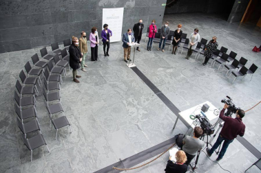 El Gobierno de Navarra, el Parlamento foral, la Delegación del Gobierno en Navarra y el Ayuntamiento de Pamplona han organizado este martes diversos actos para conmemorar el Día Internacional de la Eliminación de la Violencia contra la Mujer.