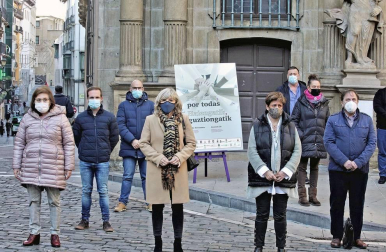 El Gobierno de Navarra, el Parlamento foral, la Delegación del Gobierno en Navarra y el Ayuntamiento de Pamplona han organizado este martes diversos actos para conmemorar el Día Internacional de la Eliminación de la Violencia contra la Mujer.