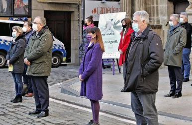 El Gobierno de Navarra, el Parlamento foral, la Delegación del Gobierno en Navarra y el Ayuntamiento de Pamplona han organizado este martes diversos actos para conmemorar el Día Internacional de la Eliminación de la Violencia contra la Mujer.