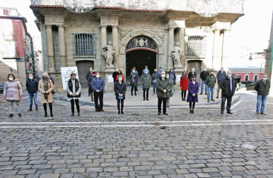 El Gobierno de Navarra, el Parlamento foral, la Delegación del Gobierno en Navarra y el Ayuntamiento de Pamplona han organizado este martes diversos actos para conmemorar el Día Internacional de la Eliminación de la Violencia contra la Mujer.