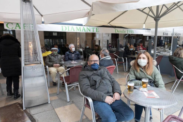 Barañáin, Pamplona, Estella y Tudela, así como el resto de la Comunidad foral, recibieron con visitantes la reapertura de las terrazas de los establecimientos hosteleros este jueves, 26 de noviembre.