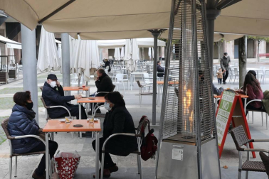 Barañáin, Pamplona, Estella y Tudela, así como el resto de la Comunidad foral, recibieron con visitantes la reapertura de las terrazas de los establecimientos hosteleros este jueves, 26 de noviembre.