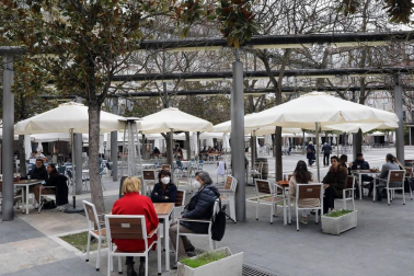 Barañáin, Pamplona, Estella y Tudela, así como el resto de la Comunidad foral, recibieron con visitantes la reapertura de las terrazas de los establecimientos hosteleros este jueves, 26 de noviembre.