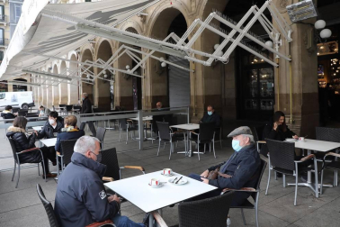 Barañáin, Pamplona, Estella y Tudela, así como el resto de la Comunidad foral, recibieron con visitantes la reapertura de las terrazas de los establecimientos hosteleros este jueves, 26 de noviembre.
