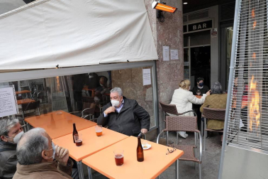 Barañáin, Pamplona, Estella y Tudela, así como el resto de la Comunidad foral, recibieron con visitantes la reapertura de las terrazas de los establecimientos hosteleros este jueves, 26 de noviembre.