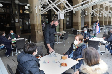 Barañáin, Pamplona, Estella y Tudela, así como el resto de la Comunidad foral, recibieron con visitantes la reapertura de las terrazas de los establecimientos hosteleros este jueves, 26 de noviembre.
