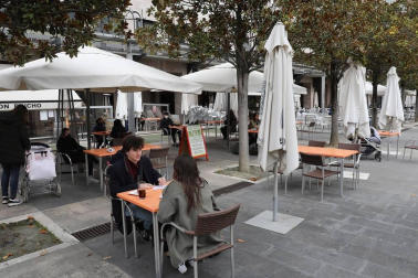 Barañáin, Pamplona, Estella y Tudela, así como el resto de la Comunidad foral, recibieron con visitantes la reapertura de las terrazas de los establecimientos hosteleros este jueves, 26 de noviembre.