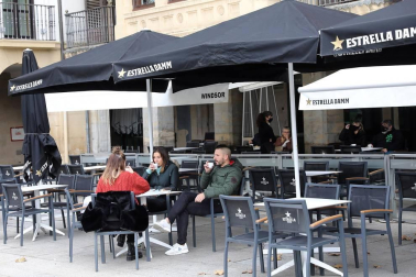 Barañáin, Pamplona, Estella y Tudela, así como el resto de la Comunidad foral, recibieron con visitantes la reapertura de las terrazas de los establecimientos hosteleros este jueves, 26 de noviembre.