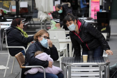 Barañáin, Pamplona, Estella y Tudela, así como el resto de la Comunidad foral, recibieron con visitantes la reapertura de las terrazas de los establecimientos hosteleros este jueves, 26 de noviembre.