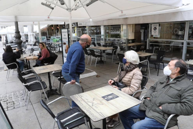 Barañáin, Pamplona, Estella y Tudela, así como el resto de la Comunidad foral, recibieron con visitantes la reapertura de las terrazas de los establecimientos hosteleros este jueves, 26 de noviembre.