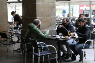 Barañáin, Pamplona, Estella y Tudela, así como el resto de la Comunidad foral, recibieron con visitantes la reapertura de las terrazas de los establecimientos hosteleros este jueves, 26 de noviembre.