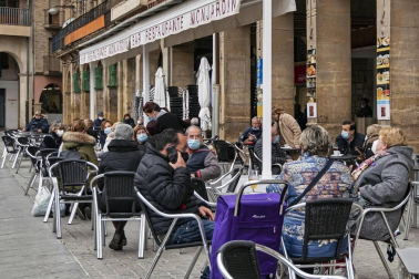 Barañáin, Pamplona, Estella y Tudela, así como el resto de la Comunidad foral, recibieron con visitantes la reapertura de las terrazas de los establecimientos hosteleros este jueves, 26 de noviembre.