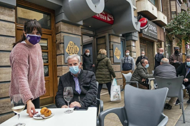 Barañáin, Pamplona, Estella y Tudela, así como el resto de la Comunidad foral, recibieron con visitantes la reapertura de las terrazas de los establecimientos hosteleros este jueves, 26 de noviembre.