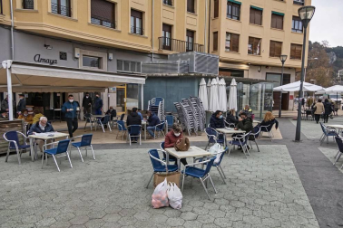 Barañáin, Pamplona, Estella y Tudela, así como el resto de la Comunidad foral, recibieron con visitantes la reapertura de las terrazas de los establecimientos hosteleros este jueves, 26 de noviembre.