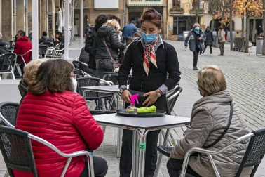 Barañáin, Pamplona, Estella y Tudela, así como el resto de la Comunidad foral, recibieron con visitantes la reapertura de las terrazas de los establecimientos hosteleros este jueves, 26 de noviembre.