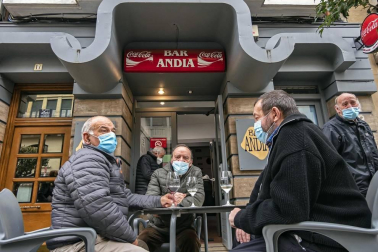 Barañáin, Pamplona, Estella y Tudela, así como el resto de la Comunidad foral, recibieron con visitantes la reapertura de las terrazas de los establecimientos hosteleros este jueves, 26 de noviembre.
