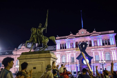 El velatorio público tiene lugar en la Casa Rosada en Buenos Aires