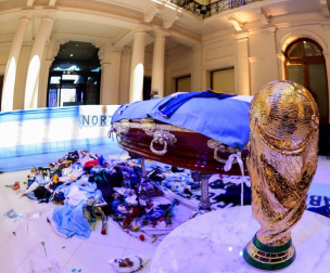 La capilla ardiente con los restos de Diego Armando Maradona ha sido instalada en la Casa Rosada, en Buenos Aires, sede del Gobierno argentino.
