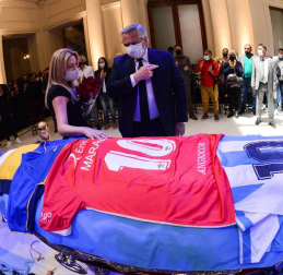 La capilla ardiente con los restos de Diego Armando Maradona ha sido instalada en la Casa Rosada, en Buenos Aires, sede del Gobierno argentino.