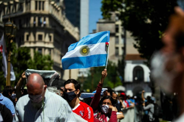 La capilla ardiente con los restos de Diego Armando Maradona ha sido instalada en la Casa Rosada, en Buenos Aires, sede del Gobierno argentino.
