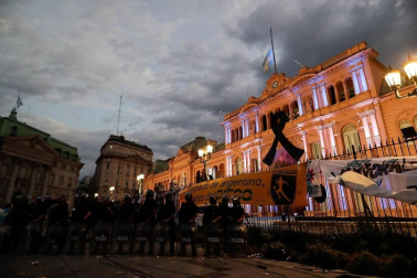 El velatorio público tiene lugar en la Casa Rosada en Buenos Aires