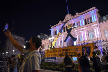 El velatorio público tiene lugar en la Casa Rosada en Buenos Aires