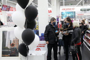 Imágenes de clientes en el centro comercial La Morea en el Polígono Cordovilla el viernes 27.