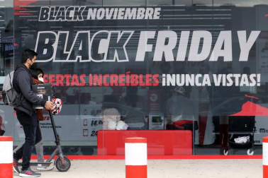 Imágenes de clientes en el centro comercial La Morea en el Polígono Cordovilla el viernes 27.