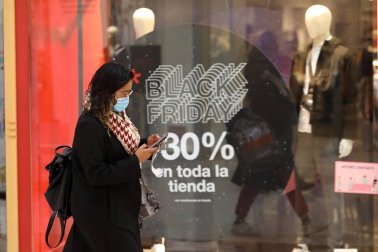 Imágenes de clientes en el centro comercial La Morea en el Polígono Cordovilla el viernes 27.