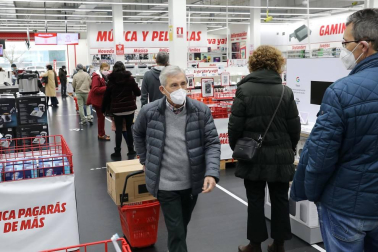 Imágenes de clientes en el centro comercial La Morea en el Polígono Cordovilla el viernes 27.