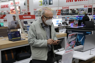 Imágenes de clientes en el centro comercial La Morea en el Polígono Cordovilla el viernes 27.