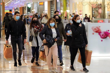 Imágenes de clientes en el centro comercial La Morea en el Polígono Cordovilla el viernes 27.