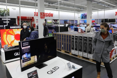 Imágenes de clientes en el centro comercial La Morea en el Polígono Cordovilla el viernes 27.