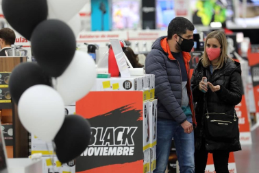 Imágenes de clientes en el centro comercial La Morea en el Polígono Cordovilla el viernes 27.