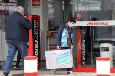 Imágenes de clientes en el centro comercial La Morea en el Polígono Cordovilla el viernes 27.
