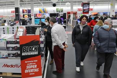 Imágenes de clientes en el centro comercial La Morea en el Polígono Cordovilla el viernes 27.
