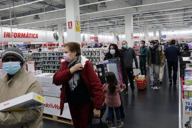 Imágenes de clientes en el centro comercial La Morea en el Polígono Cordovilla el viernes 27.