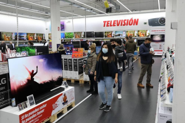 Imágenes de clientes en el centro comercial La Morea en el Polígono Cordovilla el viernes 27.