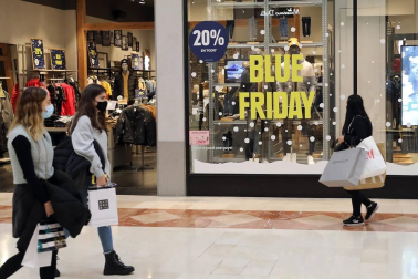Imágenes de clientes en el centro comercial La Morea en el Polígono Cordovilla el viernes 27.