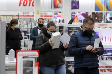 Imágenes de clientes en el centro comercial La Morea en el Polígono Cordovilla el viernes 27.