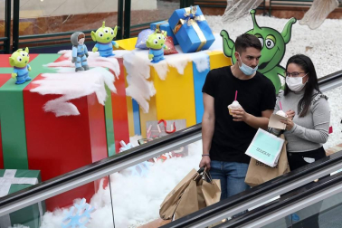 Imágenes de clientes en el centro comercial La Morea en el Polígono Cordovilla el viernes 27.